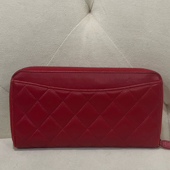 Chanel Red Quilted Lambskin Large Zippy wallet - Picture 4 of 8